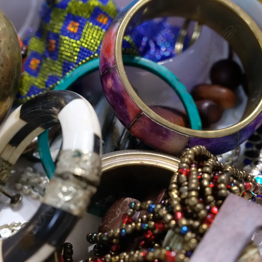 BOX COSTUME JEWELLERY ETC Image 1++
