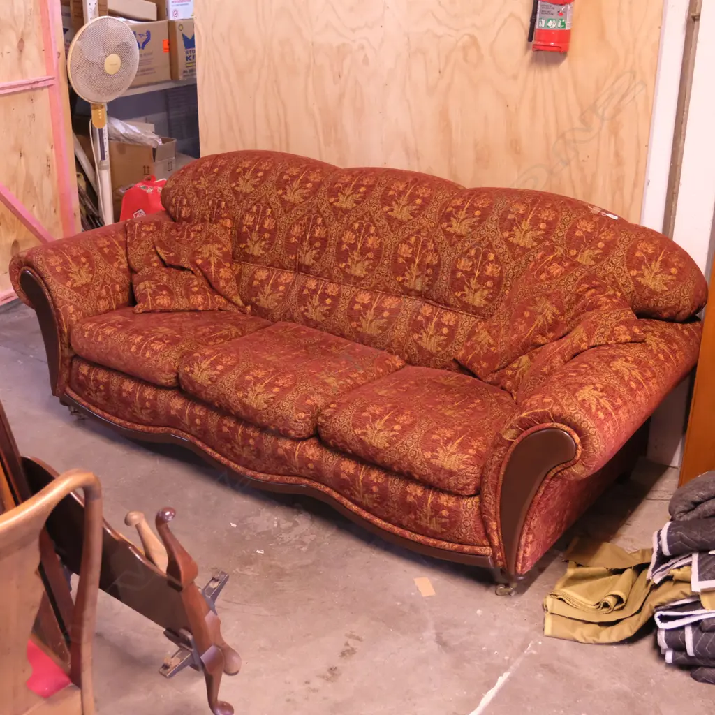 A MODERN 3 SEATER SCALLOPED BACKED SOFA L 2300 MM Image 1++