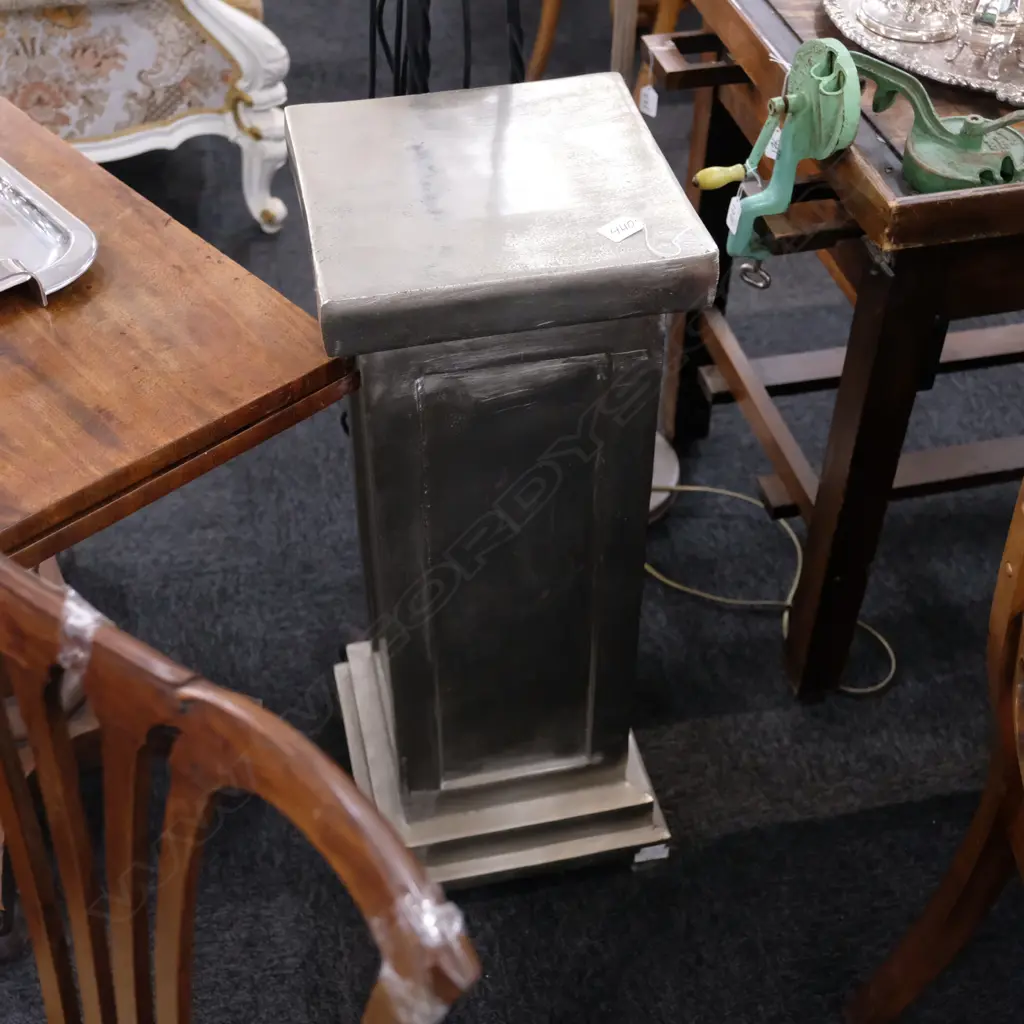 SILVERED METAL COLUMN H. 830MM Image 1++