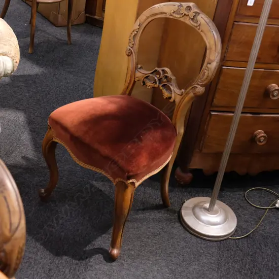 6 CARVED VICT. WALNUT BALLOON BACK CHAIRS W. 440MM D. 420MM H. 900MM