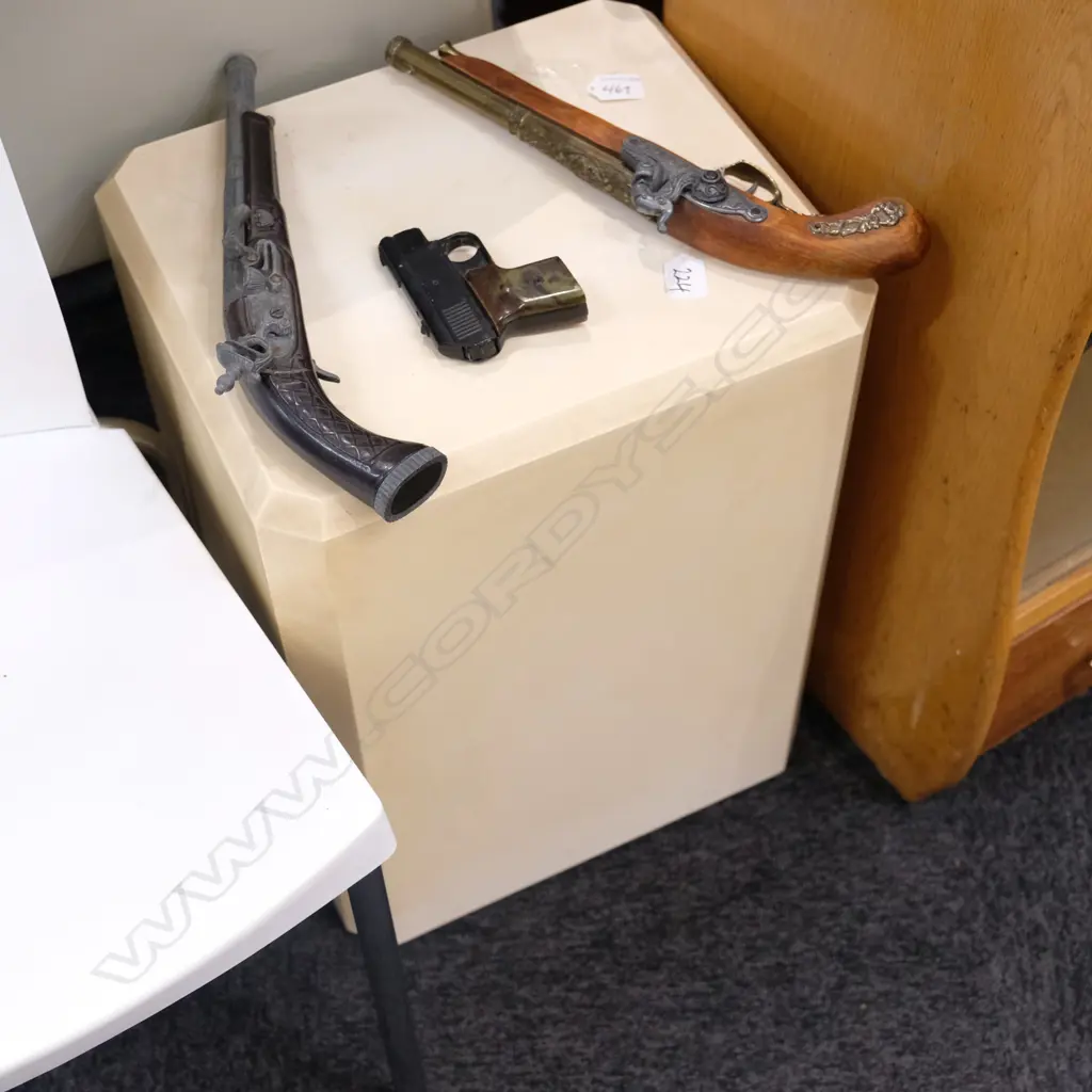 WOODEN LACQUER PLINTH. H. 560MM Image 1++