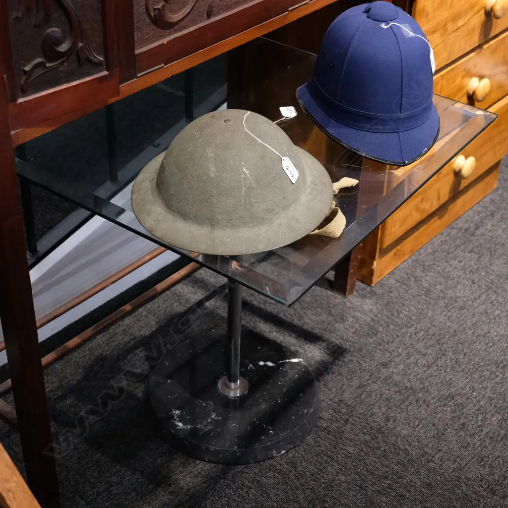 GLASS TOP SIDETABLE. FAULT TO TOP H. 800MM Image 1++