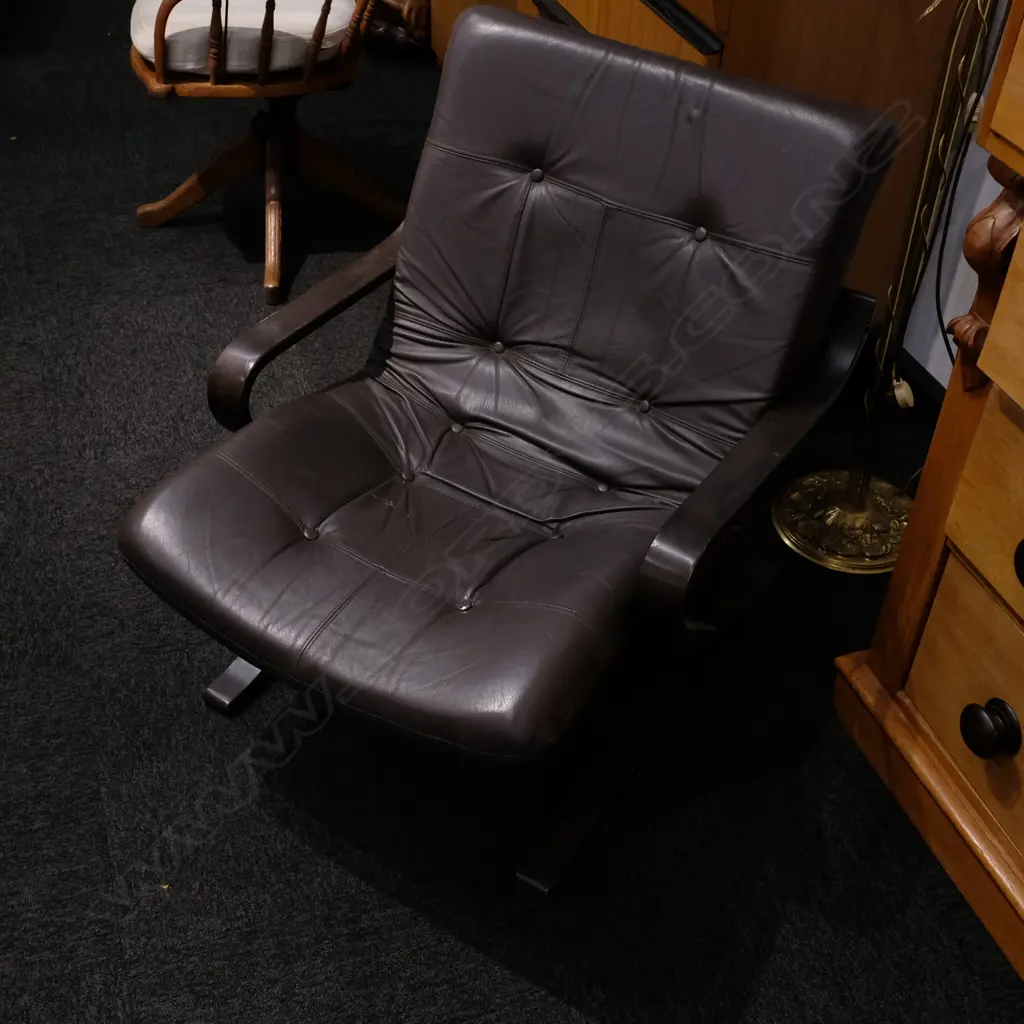 RETRO LEATHER/BENT PLY ARMCHAIR. H. 820MM W. 705MM Image 1++