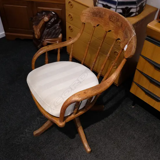 AN OAK 1920S OFFICE CHAIR