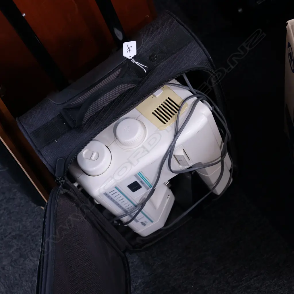 BROTHER PORTABLE SEWING MACHINE Image 1++