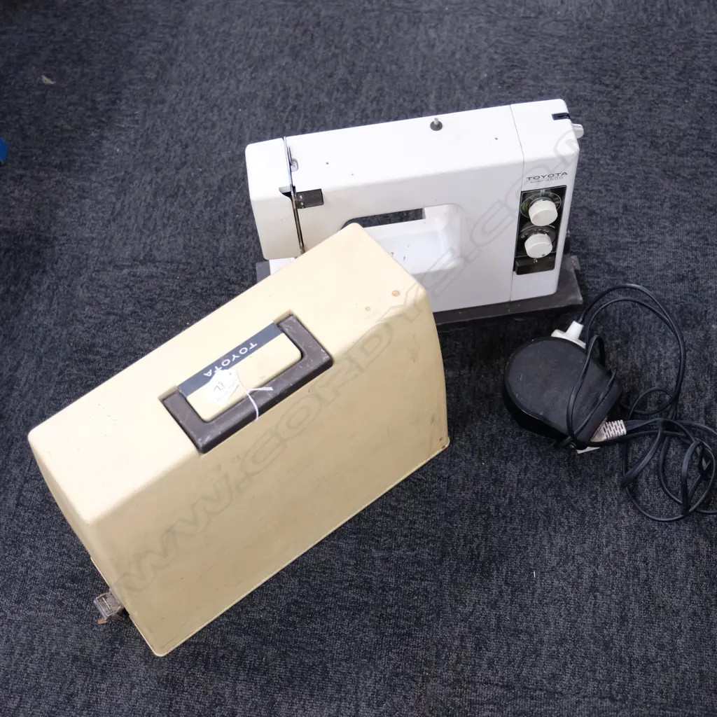 TOYOTA PORTABLE SEWING MACHINE  Image 1++