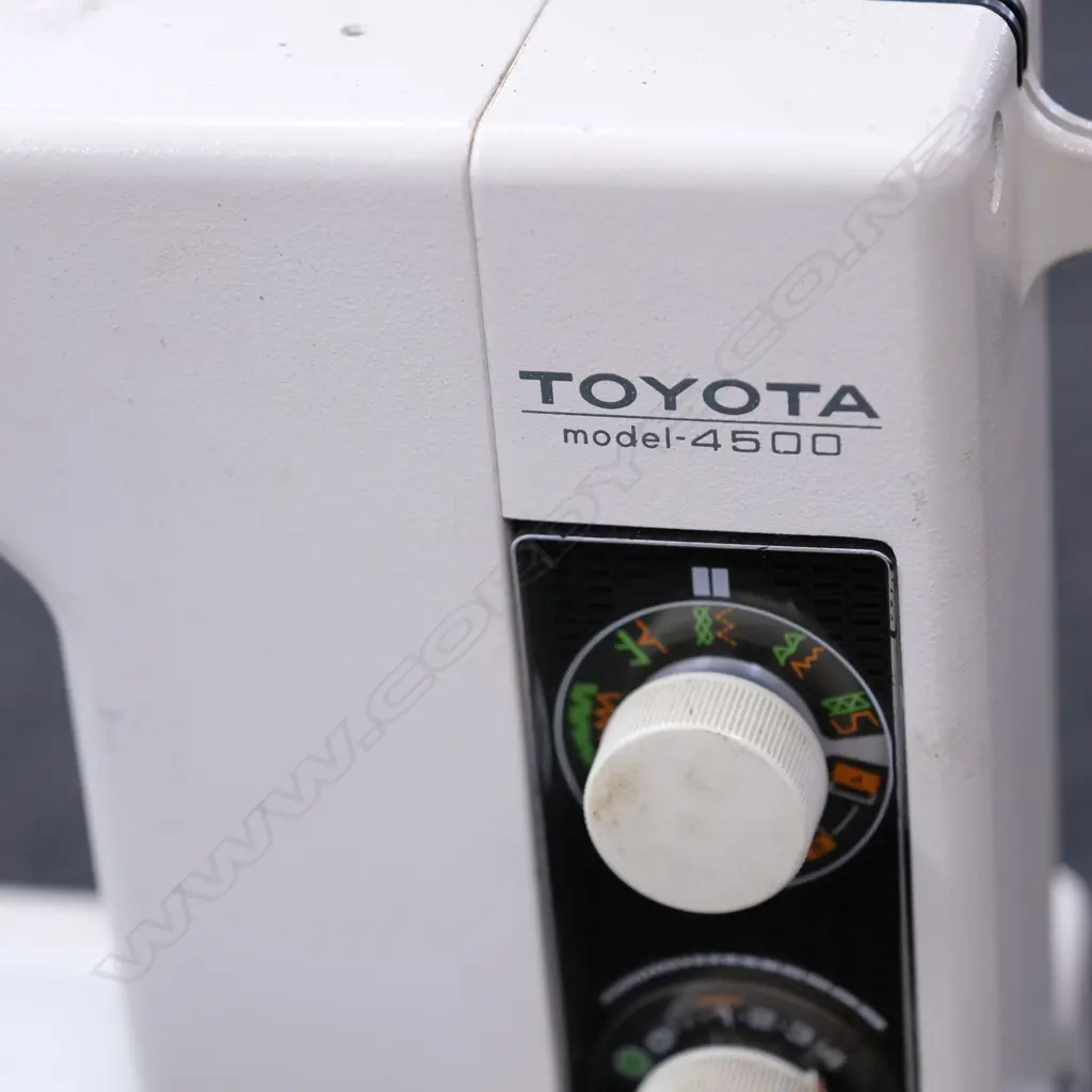 TOYOTA PORTABLE SEWING MACHINE  Image 1++