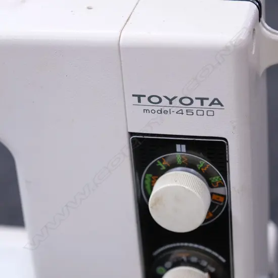 TOYOTA PORTABLE SEWING MACHINE 