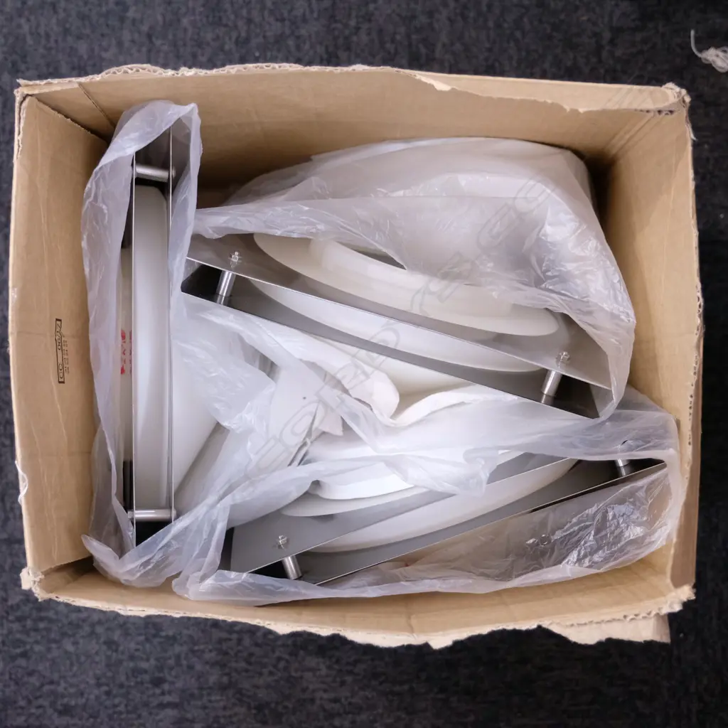 3X OUT DOOR LIGHT FITTINGS Image 1++