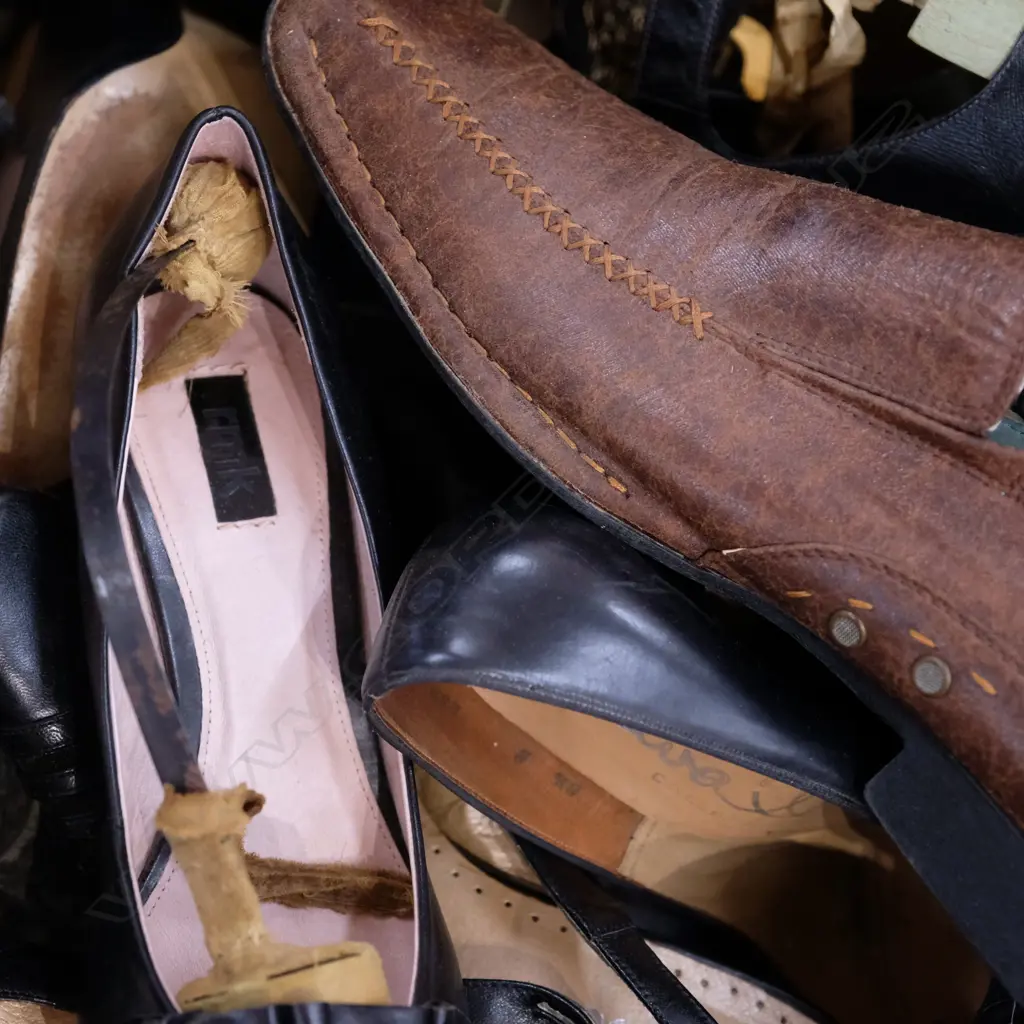 LOT ASST WOMANS SHOES + HAND BAG Image 1++