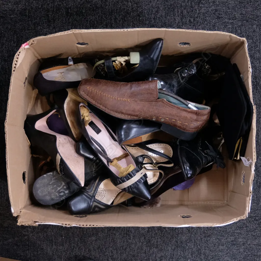 LOT ASST WOMANS SHOES + HAND BAG Image 1++