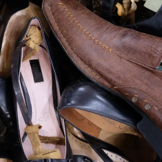 LOT ASST WOMANS SHOES + HAND BAG