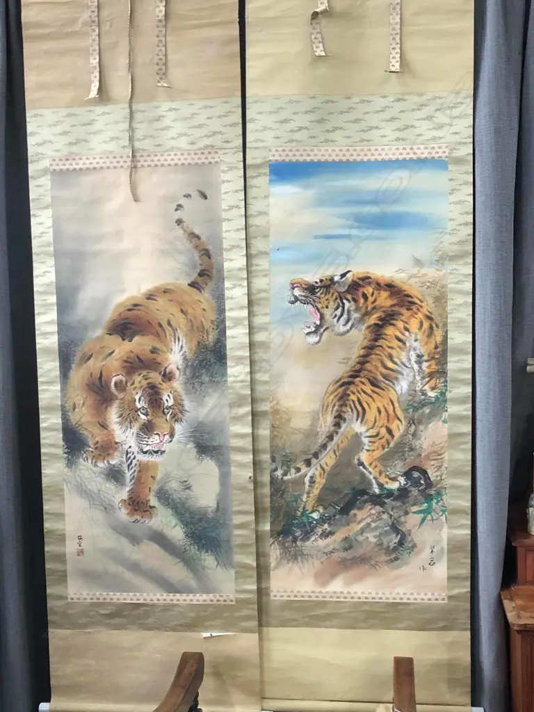 2 VINTAGE ORIENTAL SCREENS TIGERS FINELY PAINTED Image 1++