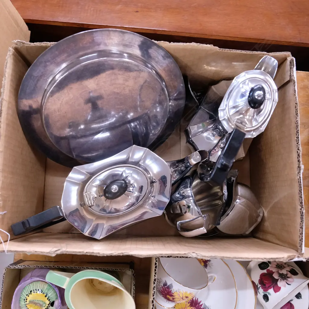 BOX EP WARE INCL.TEA SET / PEWTER ITEMS ETC Image 1++