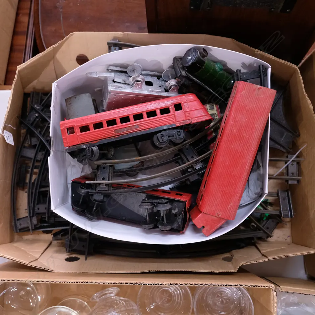 ASST HORNBY AND LIONEL CARRIAGES/TRACK ETC Image 1++