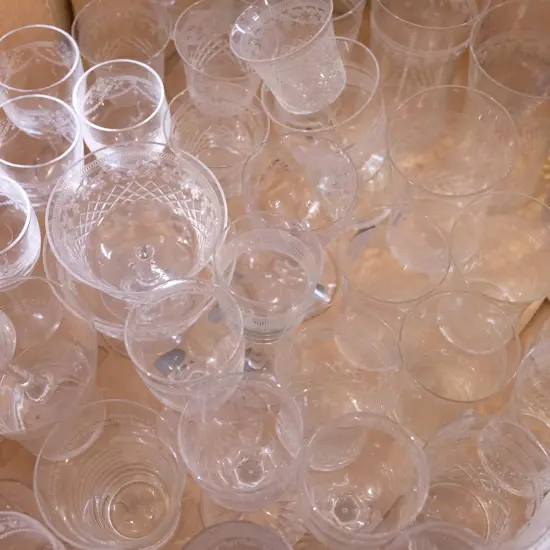 LGE COLLECTION OF PAUL MALL GLASS WARES LADY HAMILTON ETC