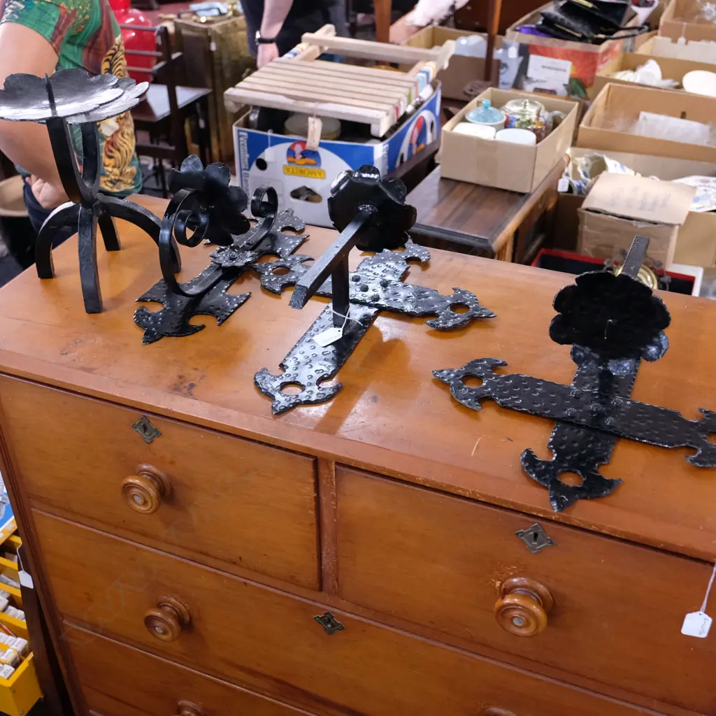  4 ASST RUSTIC METAL CANDLESTICKS H 440 MM Image 1++