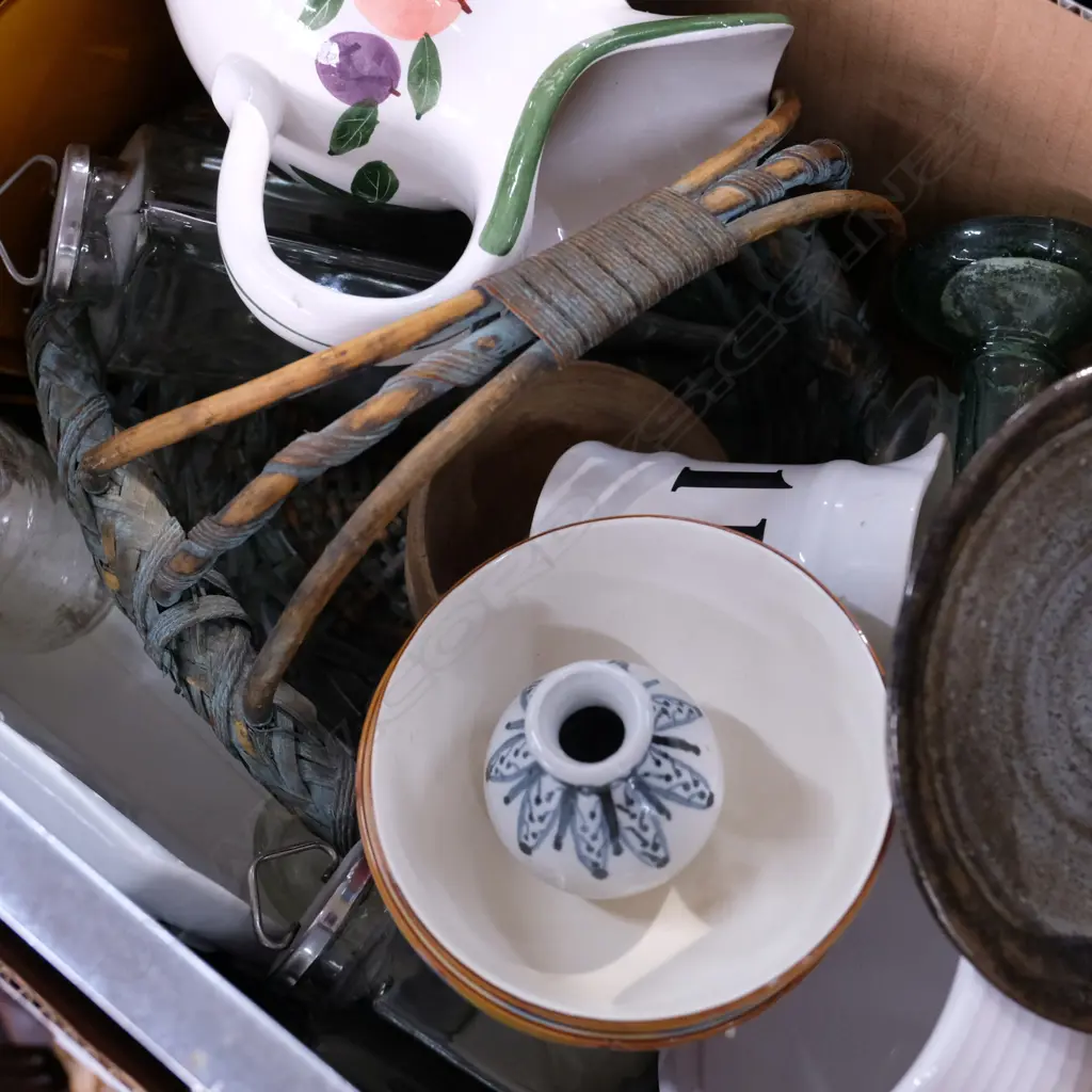 LOT ASST KITCHEN WARE/GLASSWARE ETC Image 1++