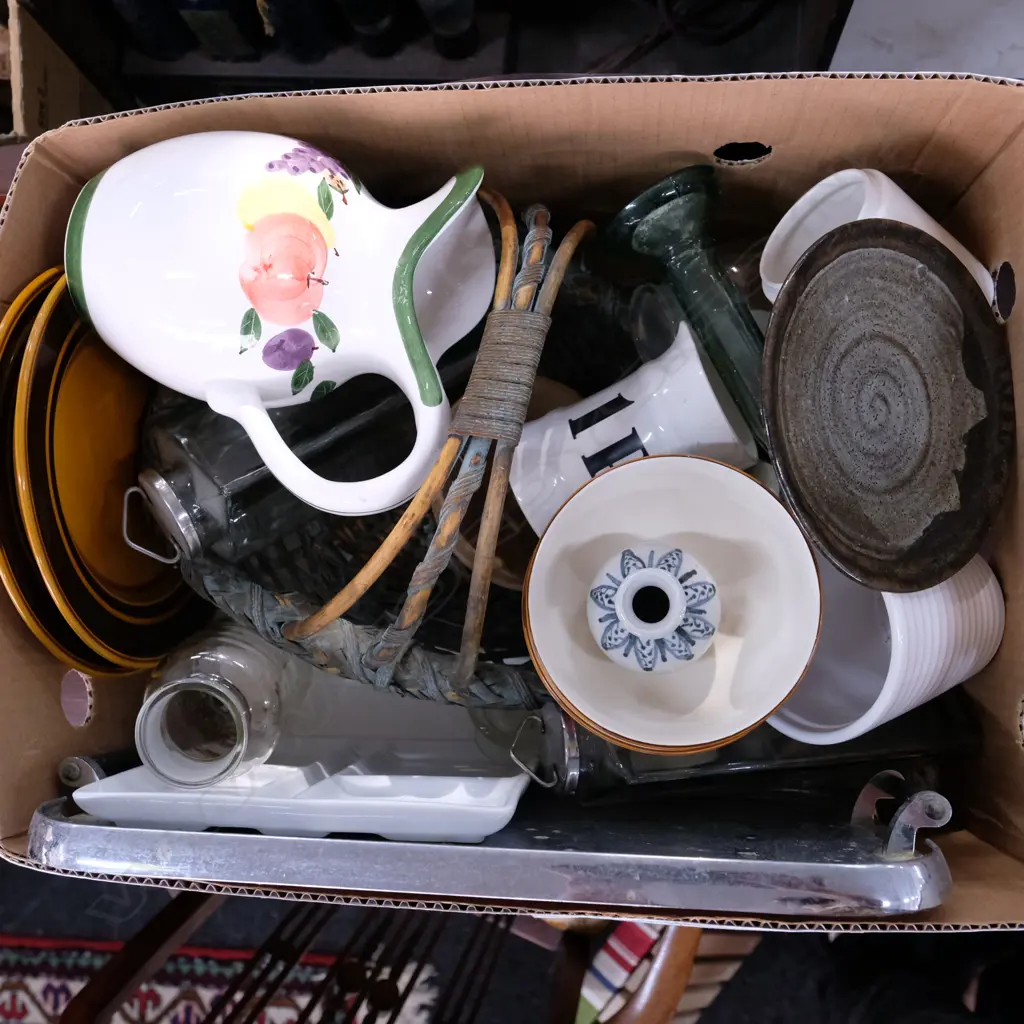 LOT ASST KITCHEN WARE/GLASSWARE ETC Image 1++