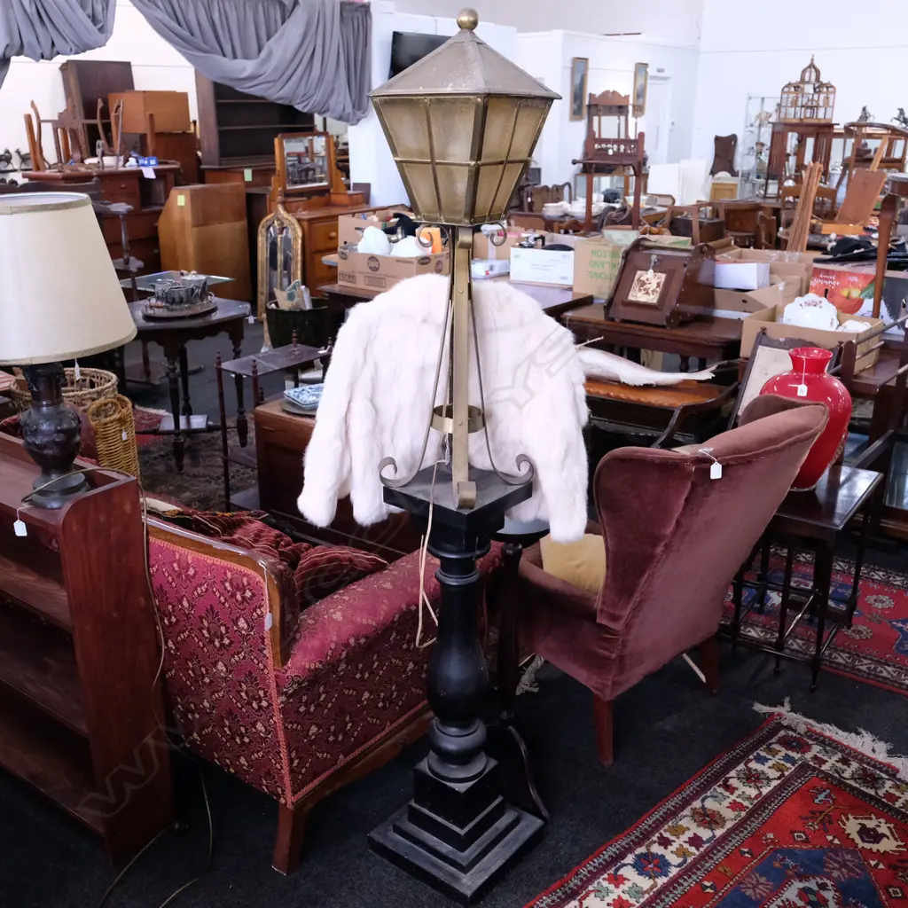 BRASS LAMP ON EBOBISED STAND Image 1++