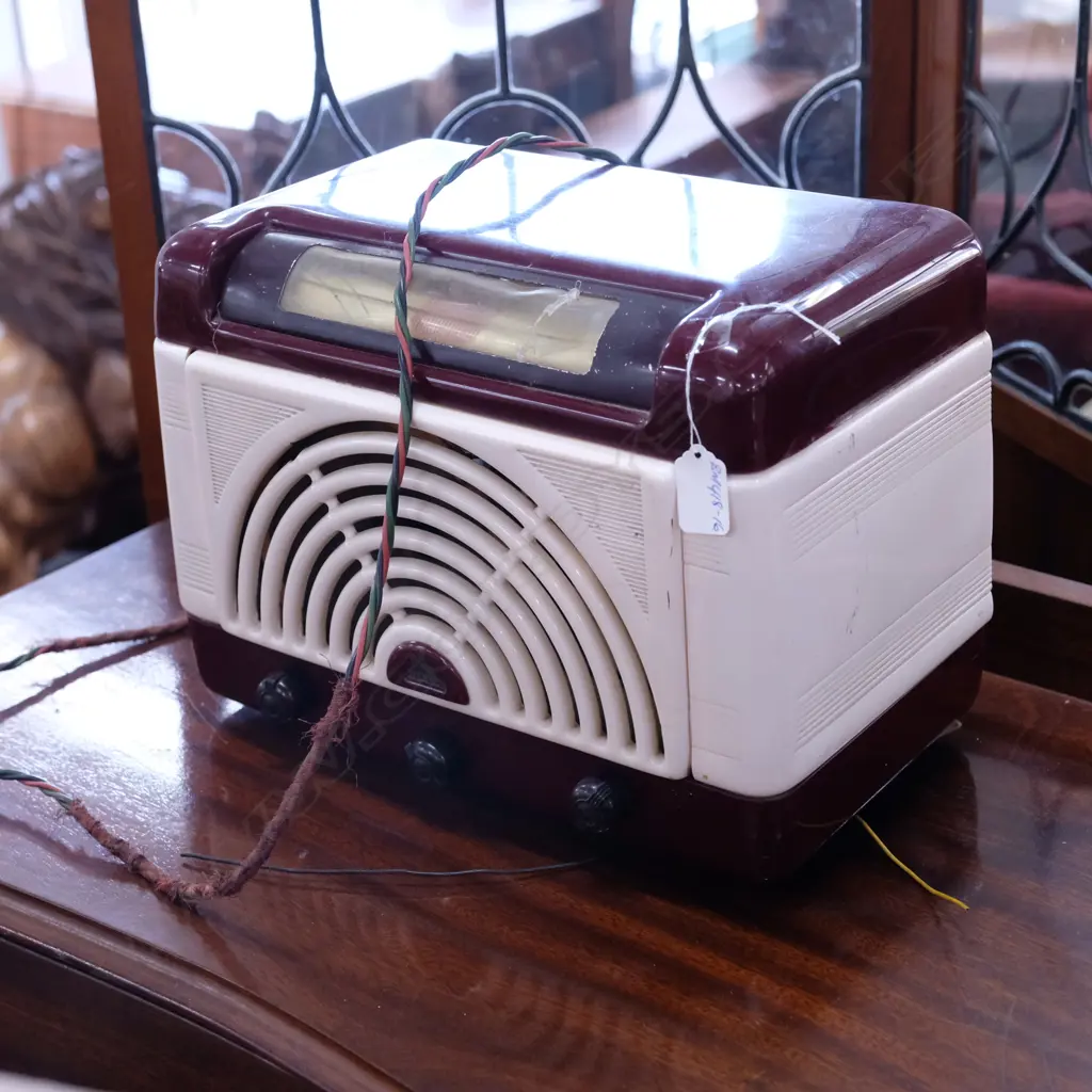 VINTAGE BAKELITE WESTCO RADIO Image 1++