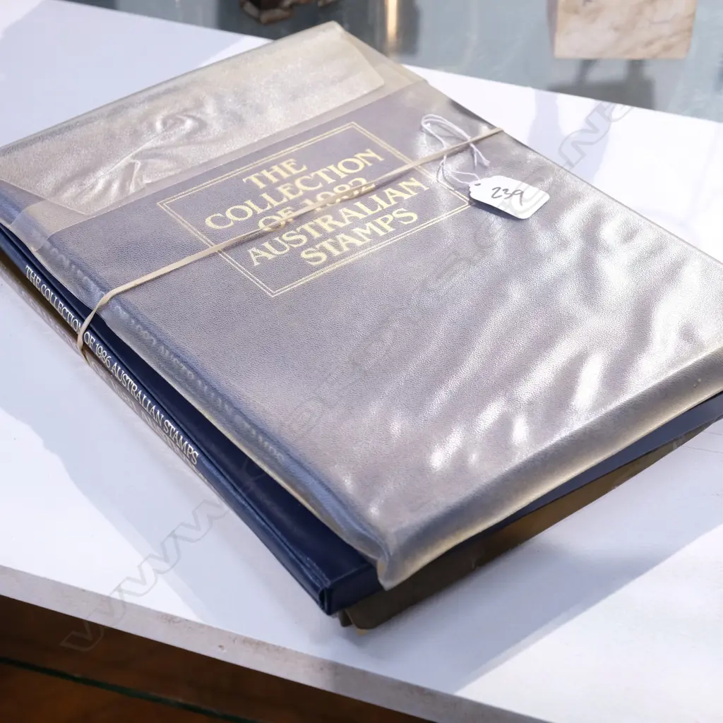 3 X THE COLLECTION OF AUSTRALIAN STAMPS Image 1++