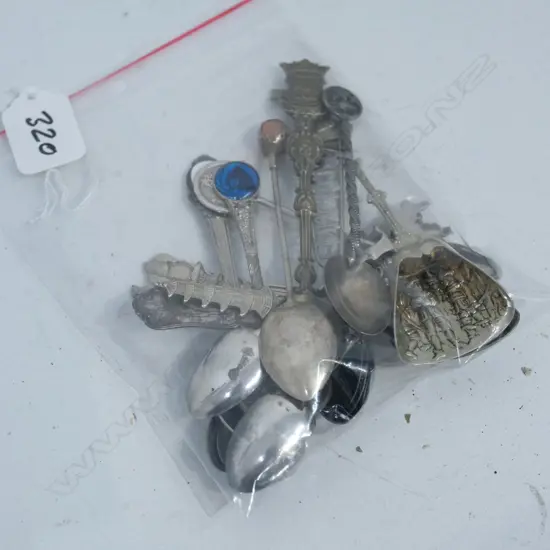 BAG 15 VINTAGE WORLD COLLECTORS SPOONS