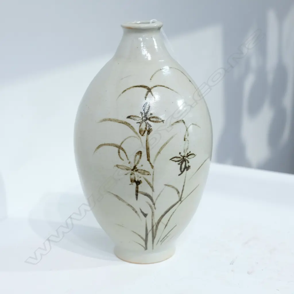 MARKED JAPANESE POTTERY VASE IN BOX. VASE H. 235MM Image 1++