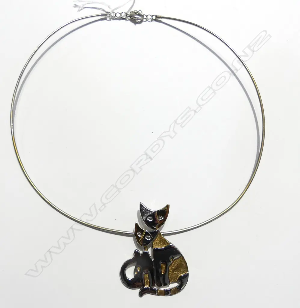 FANCY BOXED LADIES WRISTWATCH & NECKLACE Image 1++