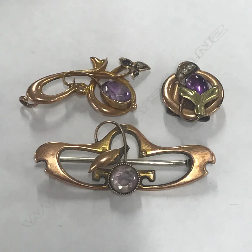 3 x 9ct & UNMARKED GOLD NOUVEAU GEMSTONE SET BROOCHES - AF. TOTAL 5.2gm Image 1++