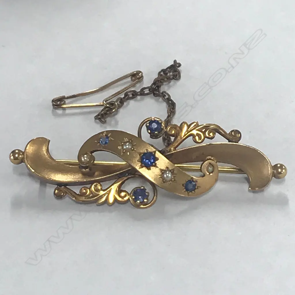 9ct GOLD BAR BROOCH SET WITH SAPPHIRES & SEED PEARLS. TOTAL 3.3gm Image 1++