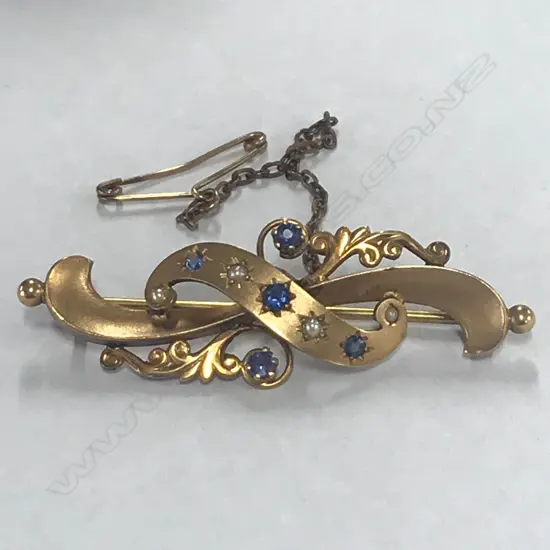 9ct GOLD BAR BROOCH SET WITH SAPPHIRES & SEED PEARLS. TOTAL 3.3gm