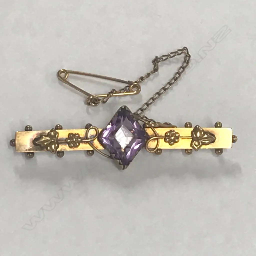9ct GOLD BAR BROOCH SET WITH AMETHYST. TOTAL 2.7gm Image 1++