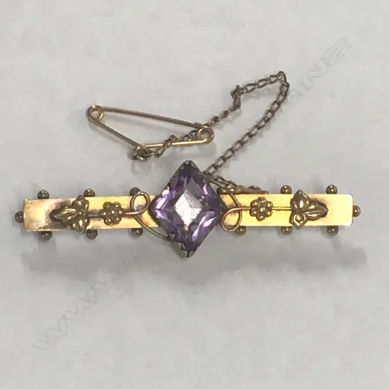 9ct GOLD BAR BROOCH SET WITH AMETHYST. TOTAL 2.7gm