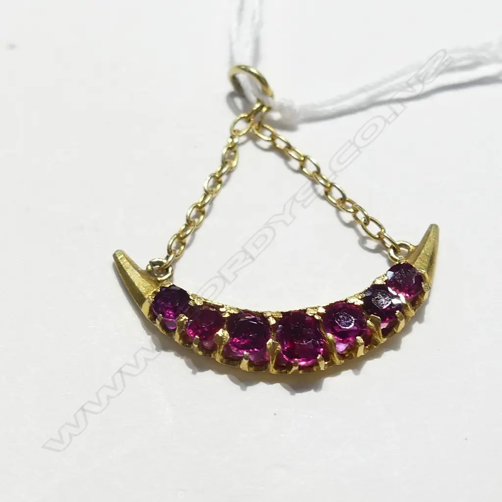 18CT+ GOLD & RUBY CRESCENT PENDANT 1.35GMS Image 1++