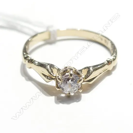 9CT GOLD & CZ DRES RING 1.6GMS