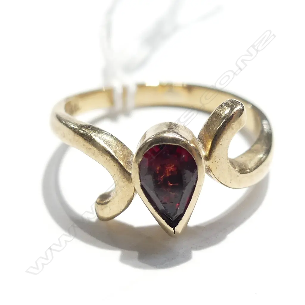 VINTAGE 9CT & GARNET RING SCROLL SHOULDERS 2.46GMS Image 1++