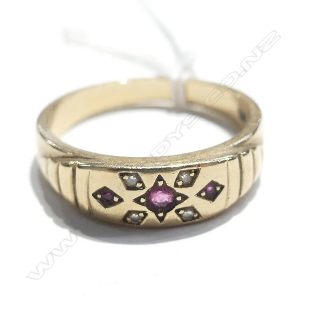 9ct RUBY? & DIAMOND RING 3.85GMS  Image 1++