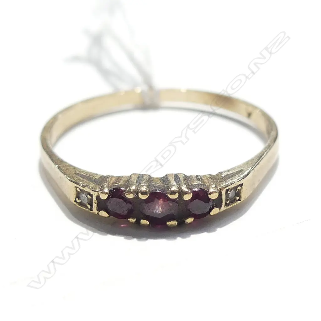 VINTAGE 9CT & 3 STONE GARNET RING 1.45GMS Image 1++