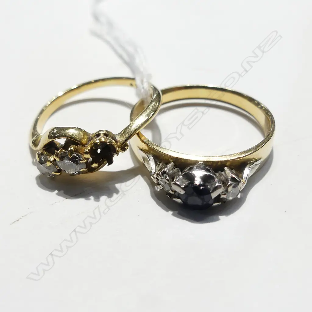 TWO 18CT GOLD RINGS (AF) Image 1++