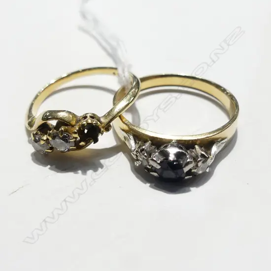 TWO 18CT GOLD RINGS (AF)
