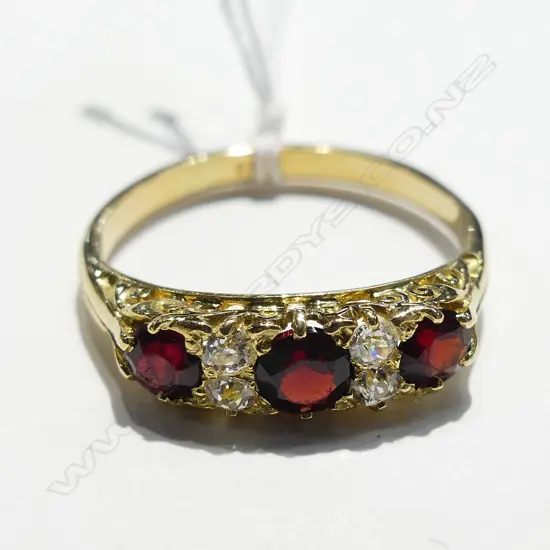 18CT GOLD DIAMOND AND GARNET RING