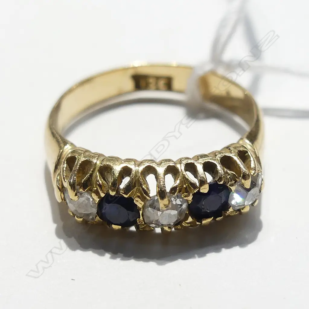 18CT GOLD DIAMOND AND SAPPHIRE RING Image 1++