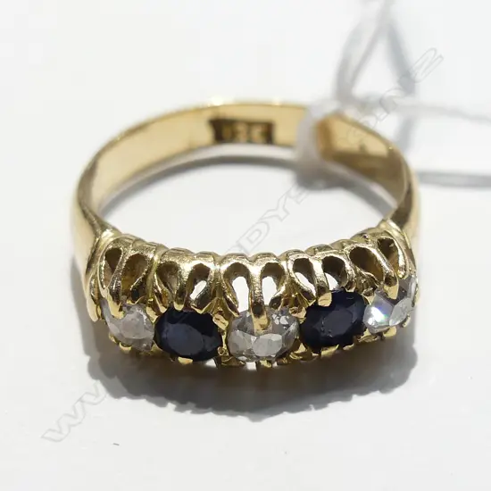 18CT GOLD DIAMOND AND SAPPHIRE RING