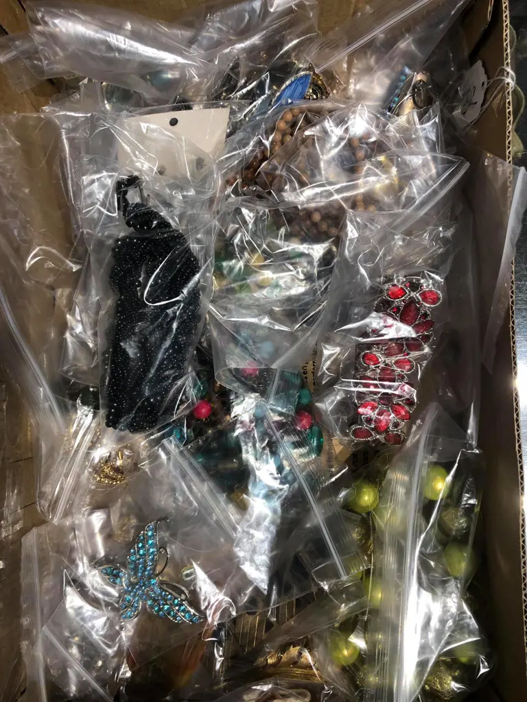 SELECTION VINTAGE COSTUME JEWELLERY Image 1++