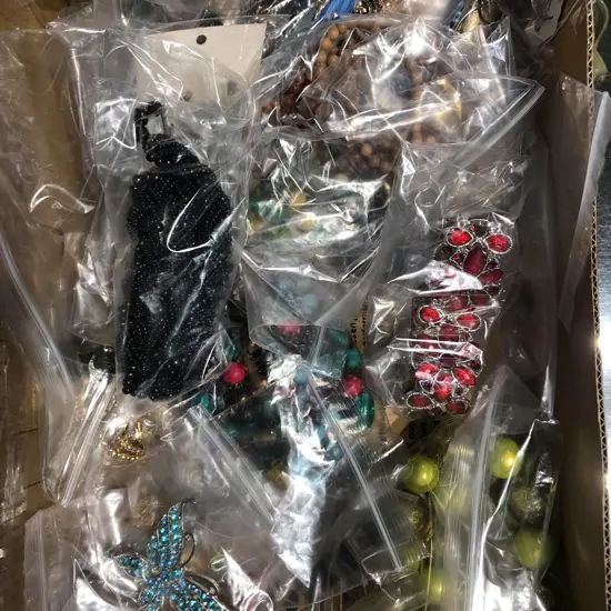 SELECTION VINTAGE COSTUME JEWELLERY