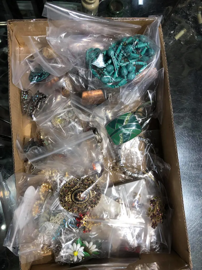 SELECTION VINTAGE COSTUME JEWELLERY  Image 1++