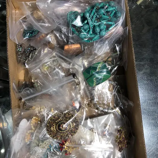 SELECTION VINTAGE COSTUME JEWELLERY 