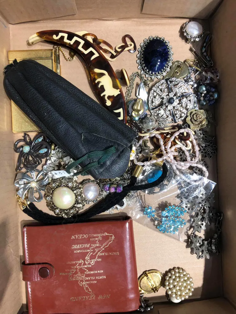 LOT ASST COSTUME JEWELLERY + NZ WALLET Image 1++