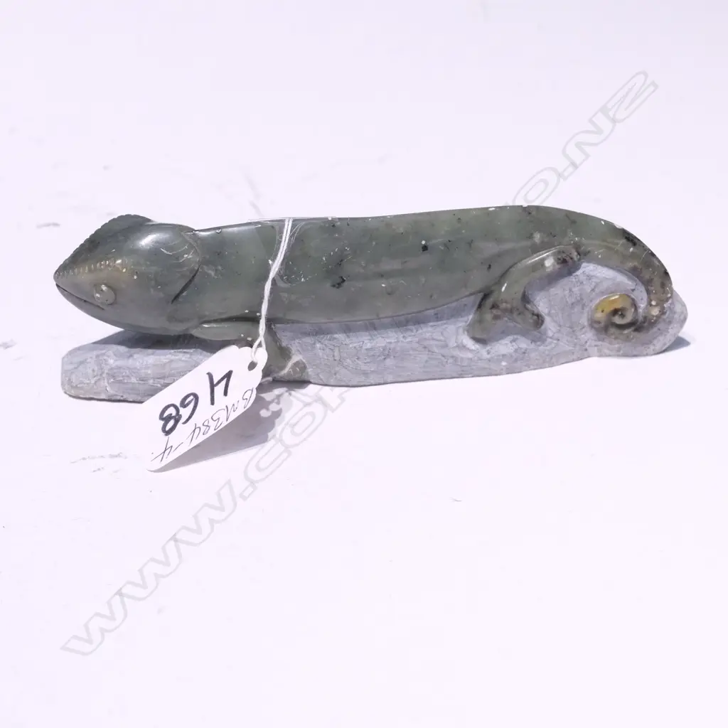 CARVED GREEN STONE CHAMELEON FIGURE  Image 1++